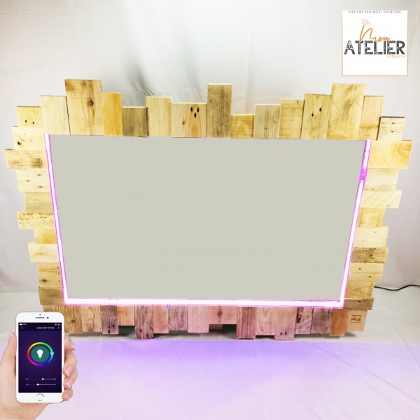Cadre miroir avec pourtour en bois de palette recyclé, éclairage intégré par ruban de leds multicolore RGBW, commande BLUETOOTH par smartphone ou tablette.